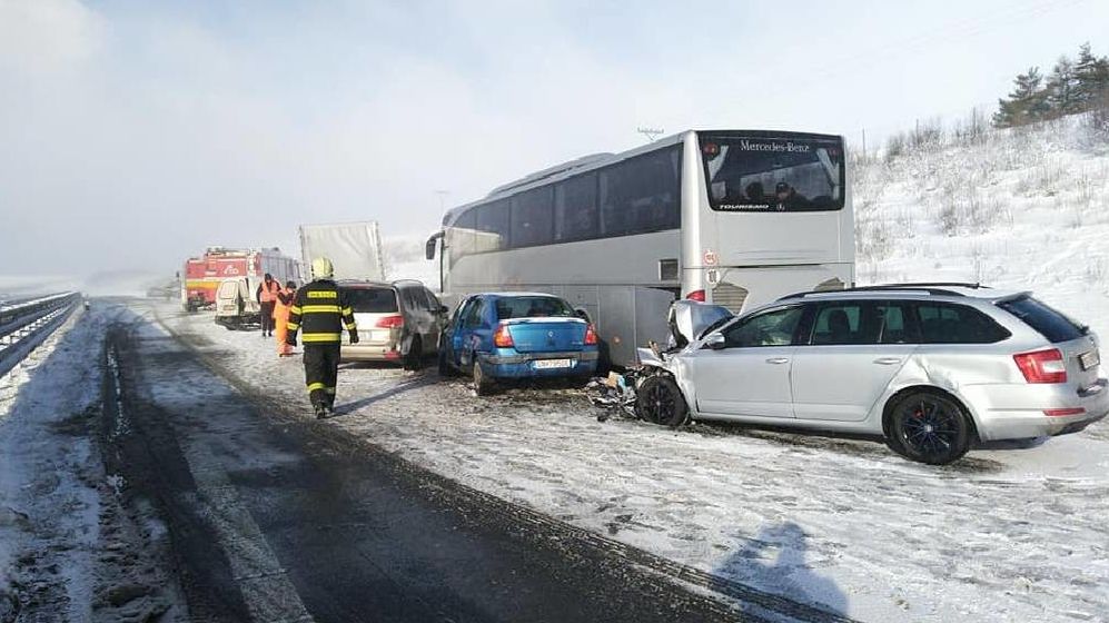 Na dálnici pod Tatrami se srazilo 17 automobilů a autobus